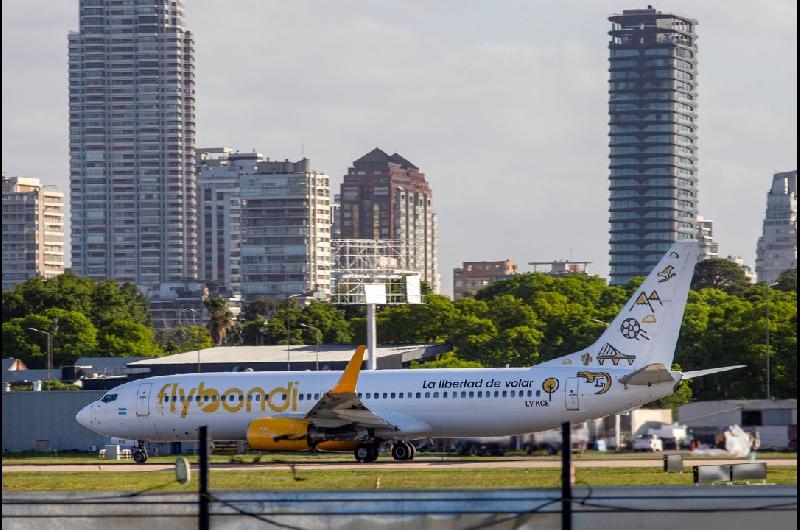 El ocaso de la primera Low Cost de los planes de expansioacuten a la crisis terminal