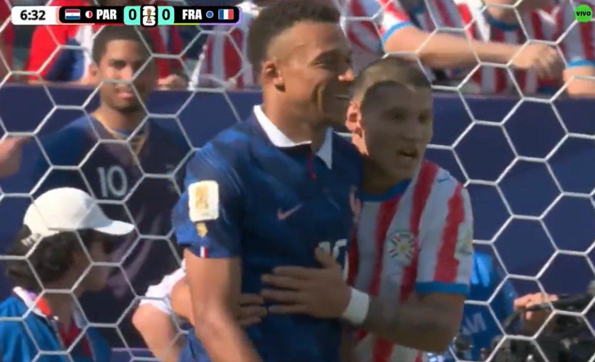 Del abrazo al insulto- el intenso primer tiempo de Mbappeacute y el argentino Caacuteceres en Francia-Paraguay