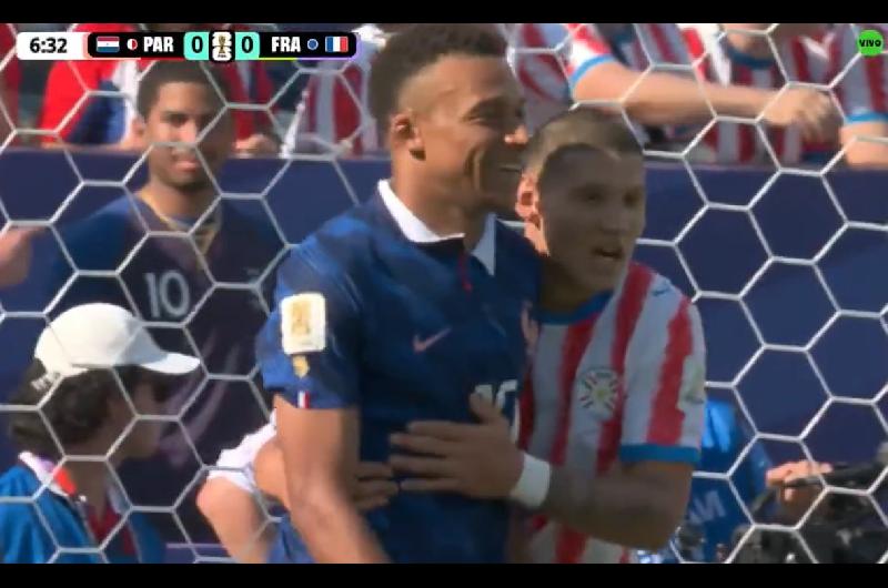 Del abrazo al insulto- el intenso primer tiempo de Mbappeacute y el argentino Caacuteceres en Francia-Paraguay