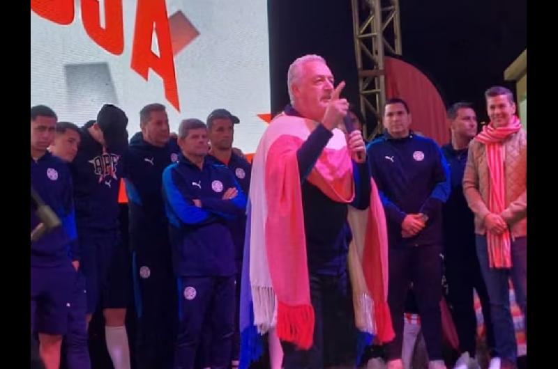 Multitudinario recibimiento a Paraguay tras su histoacuterico Mundial