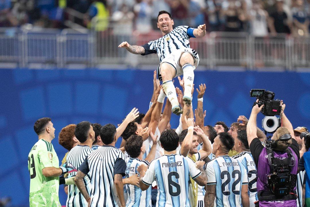 La Seleccioacuten argentina le ganoacute 3-2 a Egipto en un partido increiacuteble y clasificoacute a cuartos de final del Mundial 2026