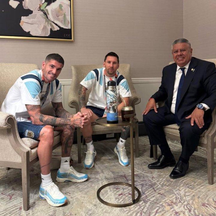 Caacutebala respetada- el ldquoChiquirdquo Tapia publicoacute una foto con Messi y De Paul antes del partido de la Seleccioacuten