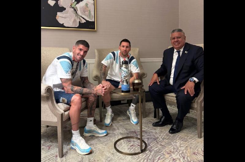 Caacutebala respetada- el ldquoChiquirdquo Tapia publicoacute una foto con Messi y De Paul antes del partido de la Seleccioacuten