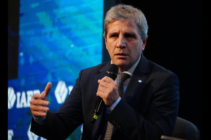 El cruce de Luis Caputo con un hincha tras la victoria de la Seleccioacuten argentina- ldquoSeguiacute llorando