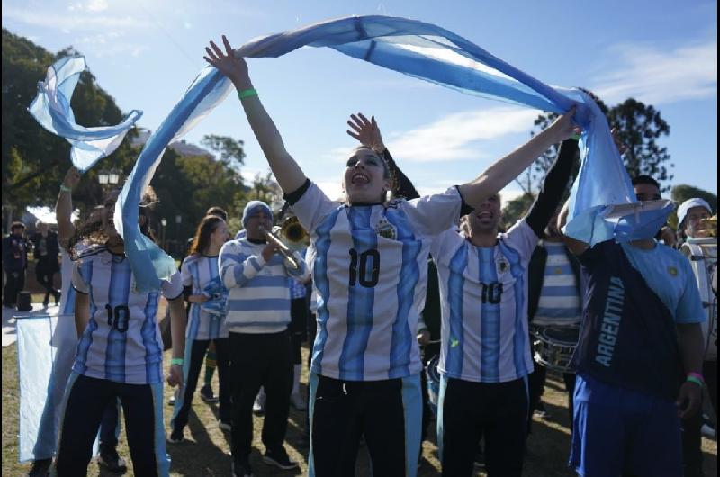 Felicidad y emocioacuten tras el increiacuteble triunfo de la Seleccioacuten en los Fan Fest de la Ciudad