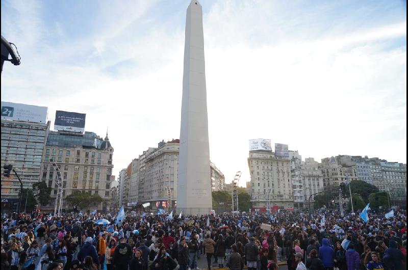 Incidentes durante los festejos en el Obelisco tras el triunfo de la Seleccioacuten