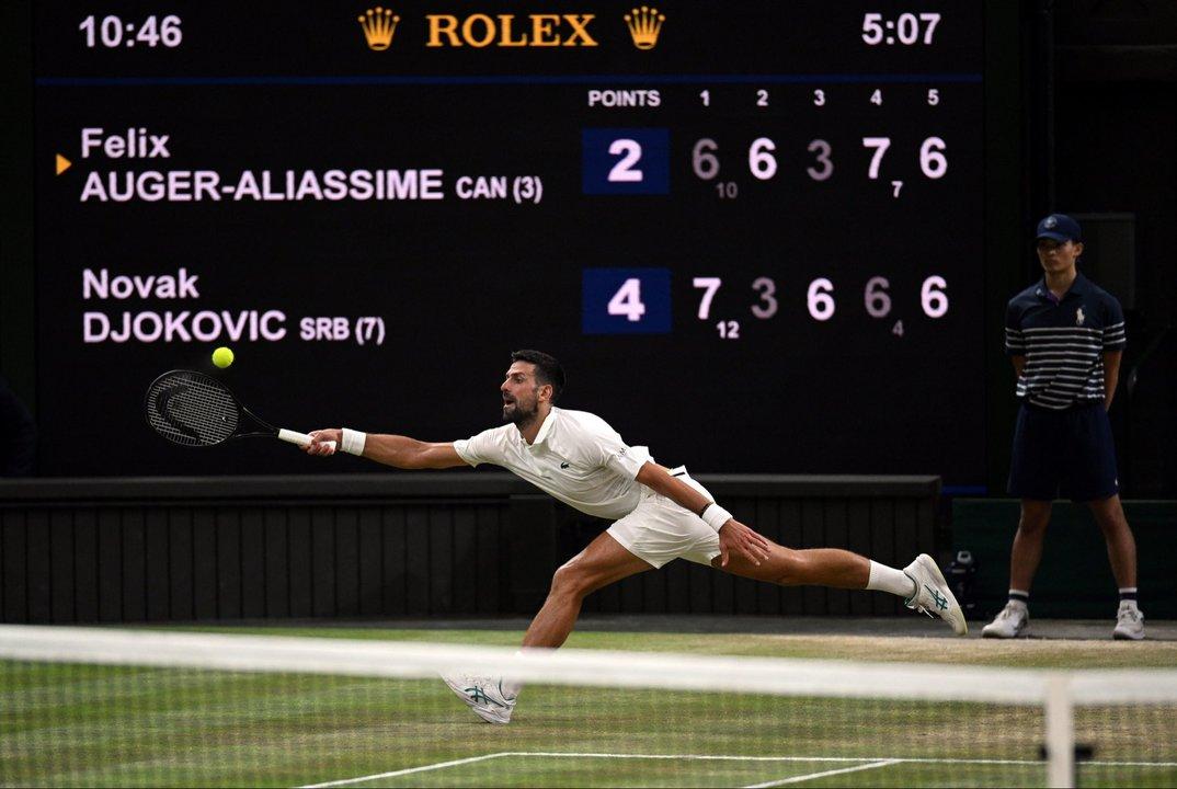 Novak Djokovic ganoacute tras cinco horas y enfrentaraacute a Jannik Sinner en la final de Wimbledon