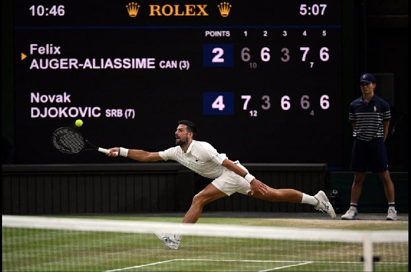 Novak Djokovic ganoacute tras cinco horas y enfrentaraacute a Jannik Sinner en la final de Wimbledon