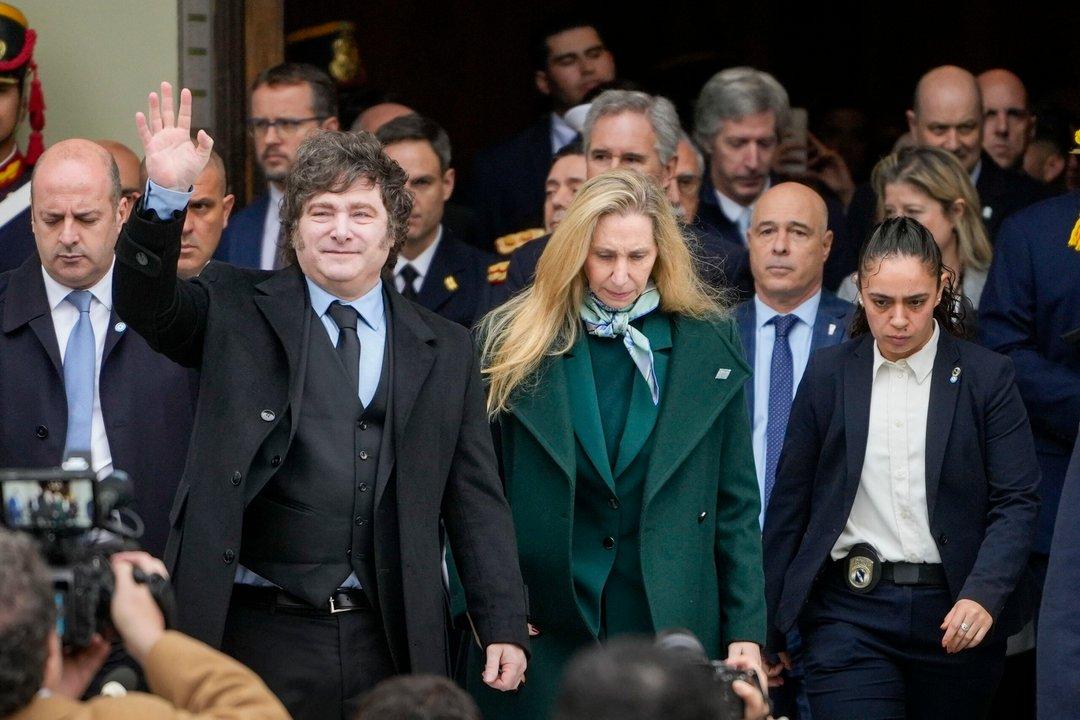 Javier Milei encabezoacute una nueva reunioacuten de equipo la primera con Santilli como jefe de Gabinete