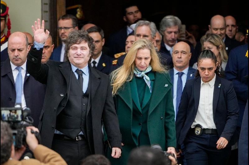 Javier Milei encabezoacute una nueva reunioacuten de equipo la primera con Santilli como jefe de Gabinete