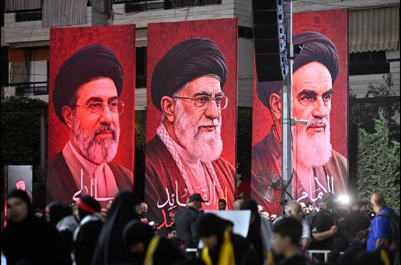 Los restos del difunto liacuteder supremo de Iraacuten fueron enterrados en Mashhad