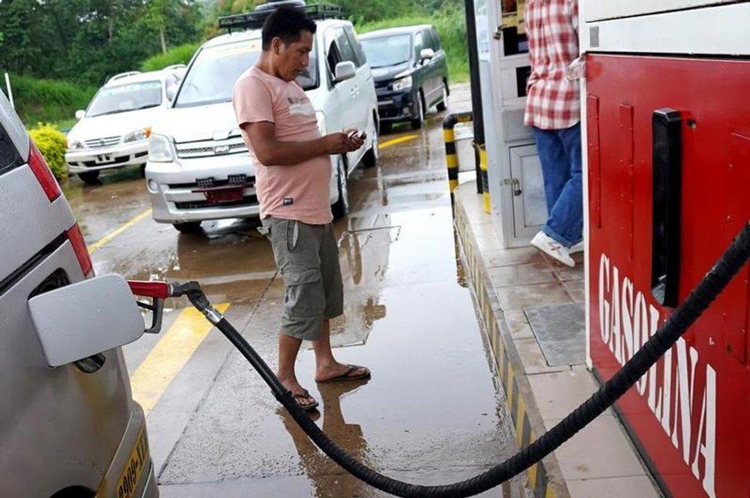 Bolivia congela por un antildeo precio de combustibles  