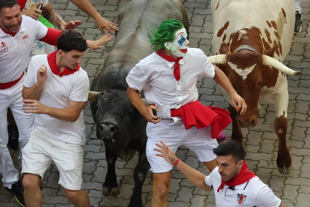 Sancionaron en Espantildea al ldquoJokerrdquo por grabar con el celular y tocar a un toro