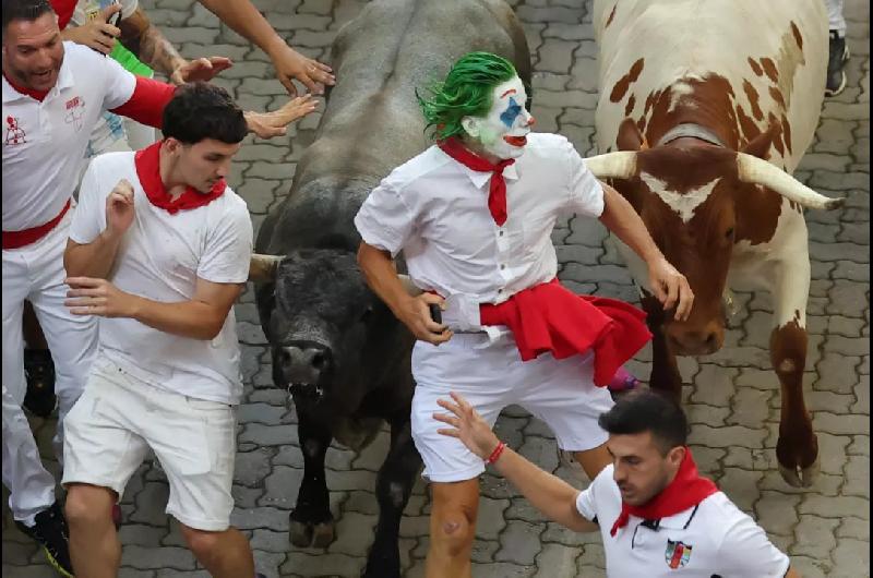 Sancionaron en Espantildea al ldquoJokerrdquo por grabar con el celular y tocar a un toro
