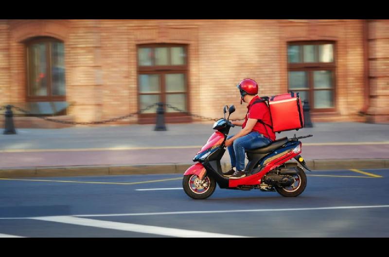 Crecen las deudas de los trabajadores con las aplicaciones de delivery y piden regular las tasas