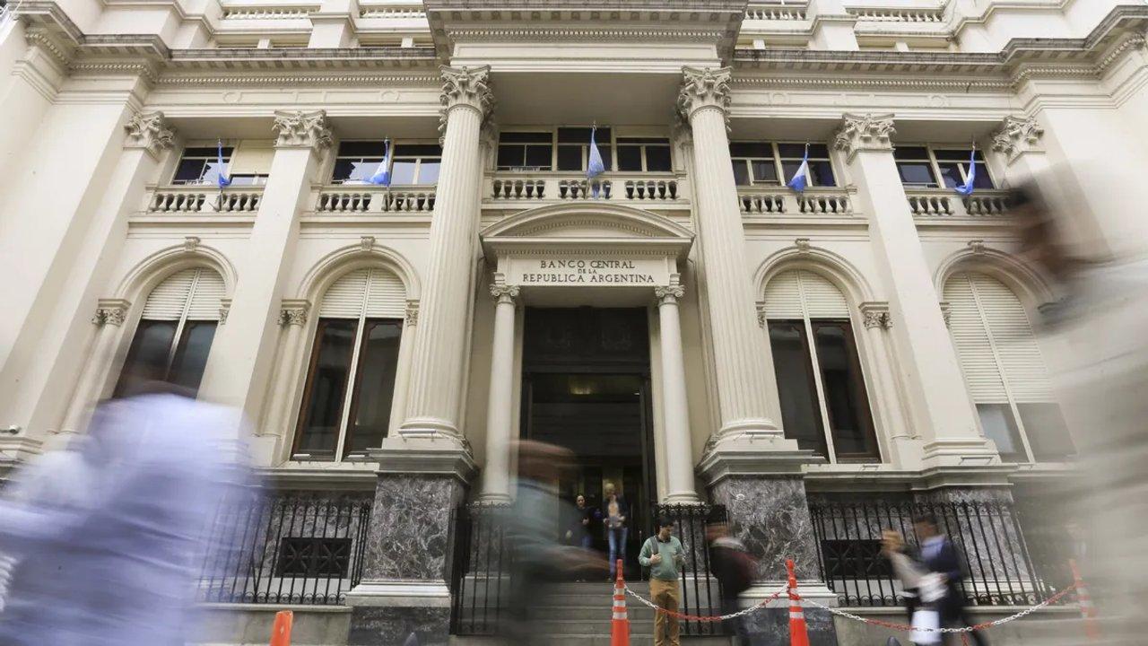Con superaacutevit fiscal y reacutecord exportador preveacuten menor presioacuten sobre el doacutelar en antildeo electoral