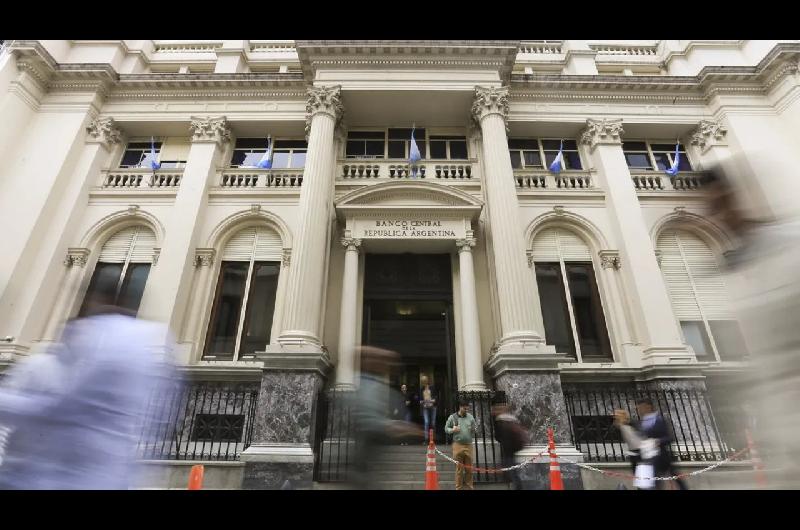 Con superaacutevit fiscal y reacutecord exportador preveacuten menor presioacuten sobre el doacutelar en antildeo electoral