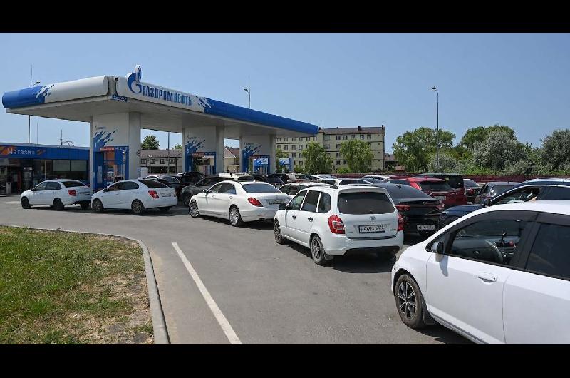 La escasez de combustible paraliza a Rusia tras los masivos ataques de Ucrania
