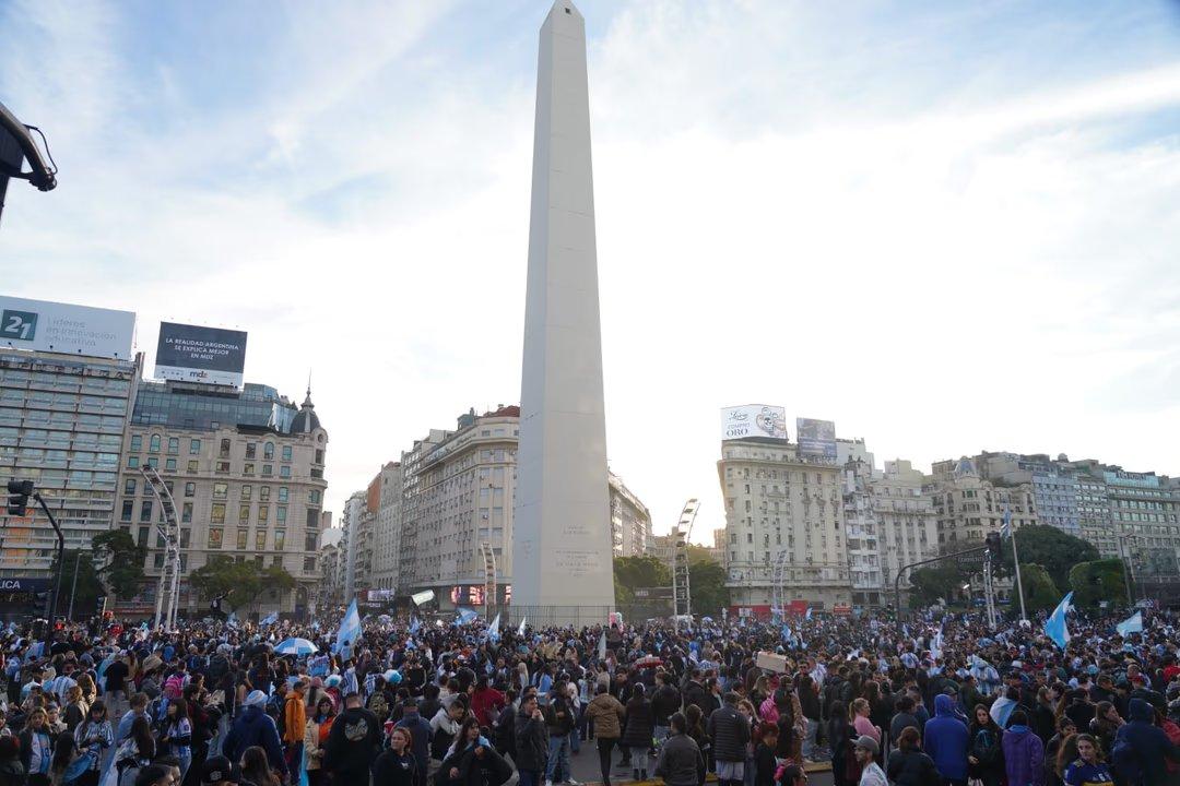 Del remo vikingo a los claacutesicos caacutenticos- coacutemo fue la multitudinaria fiesta de los hinchas argentinos en el Obelisco