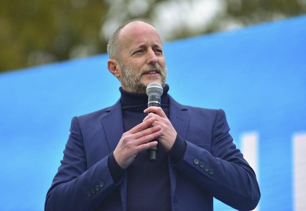 Asiacute celebra y se riacutee Martiacuten Insaurralde en medio de los escaacutendalos por corrupcioacuten
