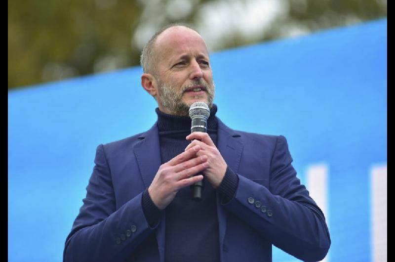 Asiacute celebra y se riacutee Martiacuten Insaurralde en medio de los escaacutendalos por corrupcioacuten