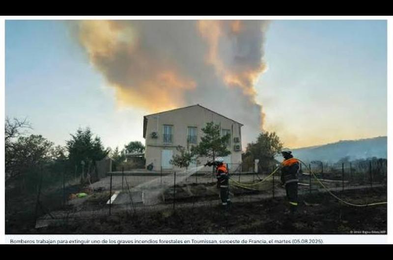 Francia- incendio forestal arrasa con el bosque de Fontainebleau