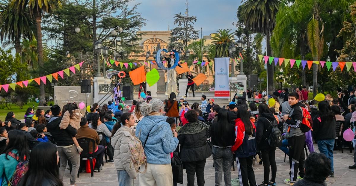 Vacaciones con Chulo comenzoacute con humor circo y una gran convocatoria 