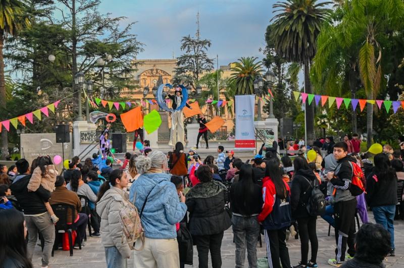 Vacaciones con Chulo comenzoacute con humor circo y una gran convocatoria 