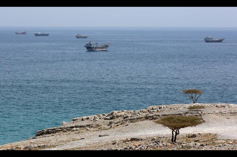 Iraacuten lanzoacute misiles contra buques petroleros de Emiratos Aacuterabes en el estrecho de Ormuz- un muerto