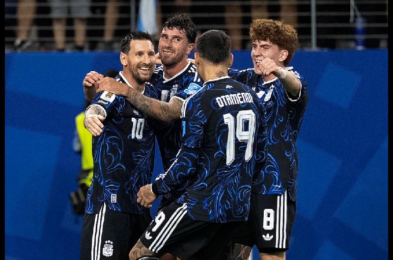 La Seleccioacuten argentina se enfrenta con Inglaterra en busca de un lugar en la gran final del Mundial 2026