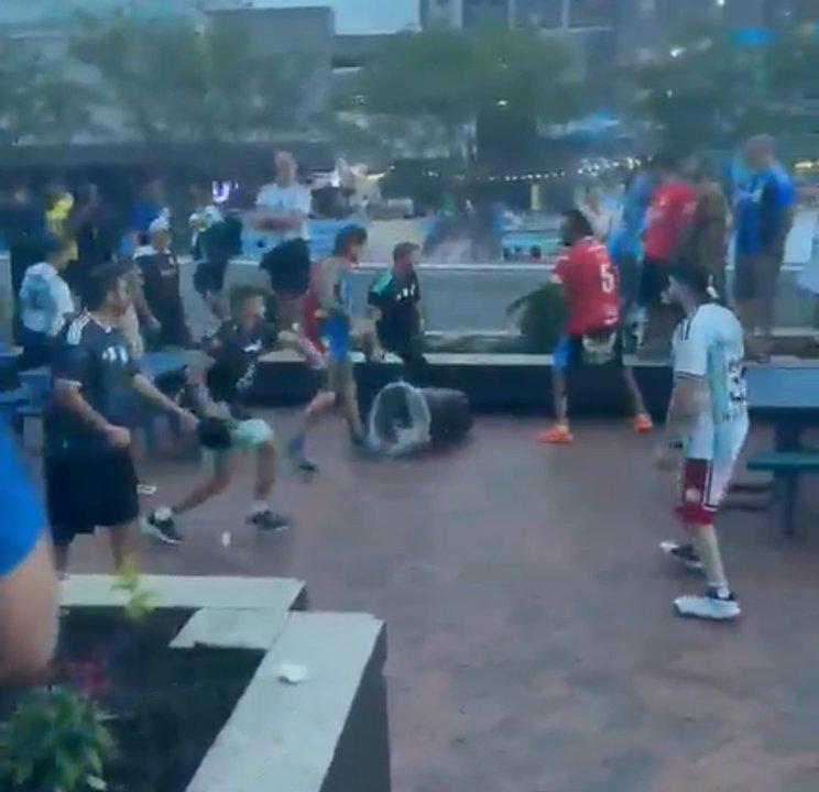 Hinchas de San Lorenzo y Huracaacuten se enfrentaron en pleno banderazo argentino en Atlanta