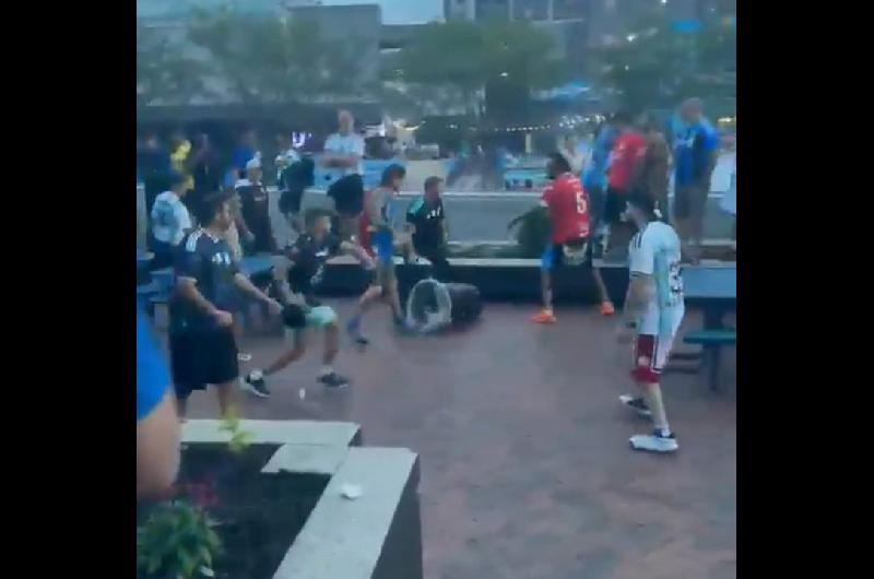 Hinchas de San Lorenzo y Huracaacuten se enfrentaron en pleno banderazo argentino en Atlanta