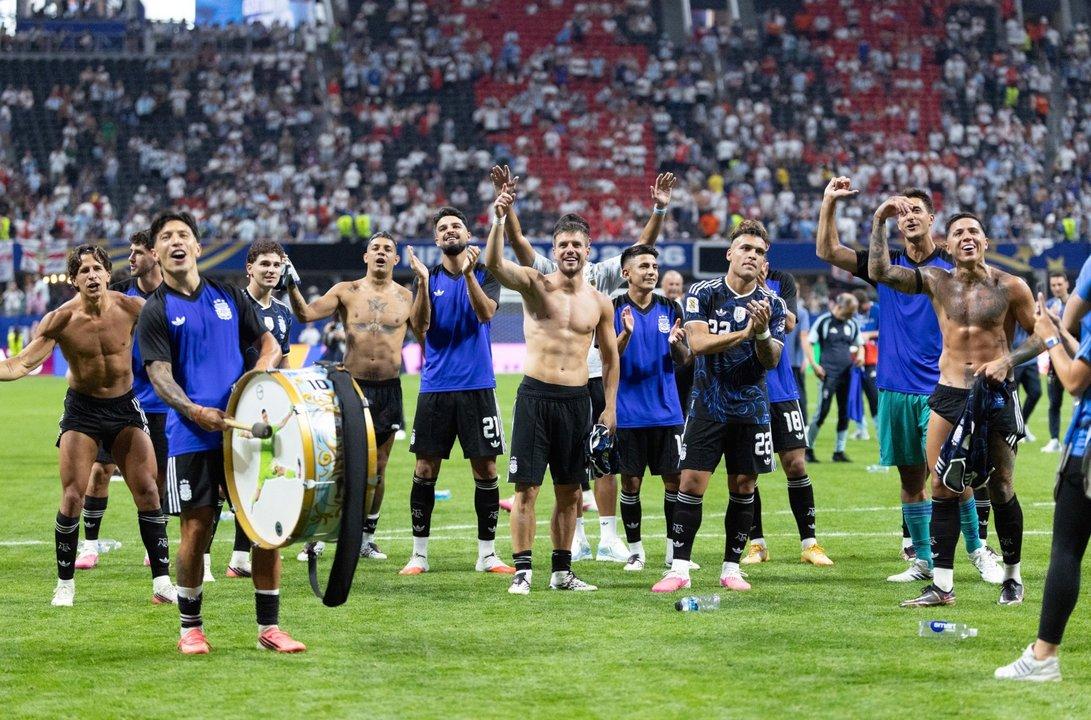 ldquoNo podiacuteamos perderrdquo- la emocioacuten de Lisandro Martiacutenez tras el triunfo ante Inglaterra