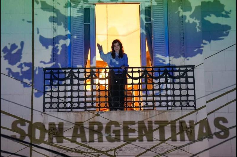 Cristina Kirchner salioacute al balcoacuten a celebrar el pase a la final y su militancia reclamoacute por las Malvinas