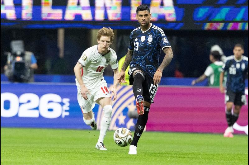 Cuti Romero y Lisandro Martiacutenez cruzaron a Gary Neville tras vencer a Inglaterra en el Mundial- ldquoEspero no ser tan estuacutepidordquo