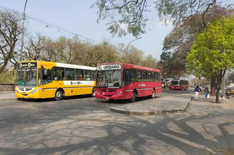 Choferes denuncian deudas despidos y persecucioacuten en el transporte urbano de pasajeros
