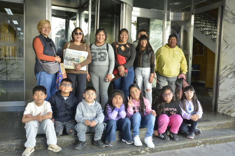 Nintildeos de Susques visitaron Diario Pregoacuten