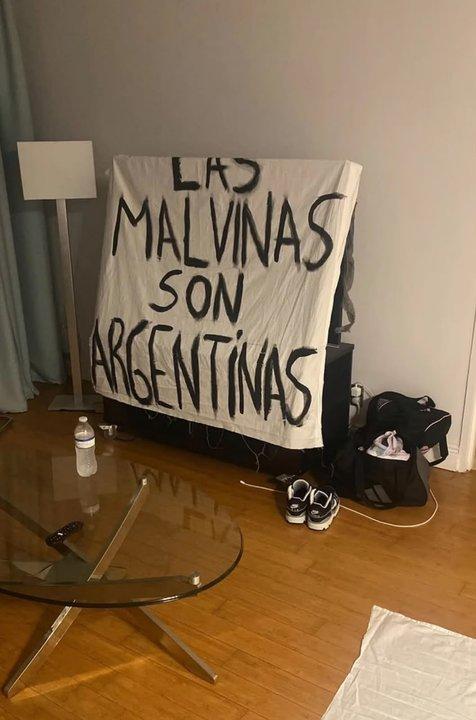La historia de la bandera de Malvinas que terminoacute en manos de los jugadores argentinos