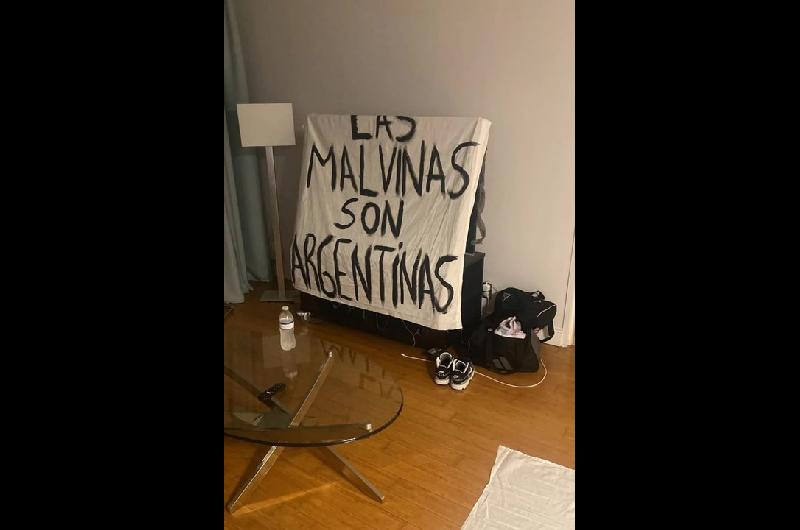 La historia de la bandera de Malvinas que terminoacute en manos de los jugadores argentinos