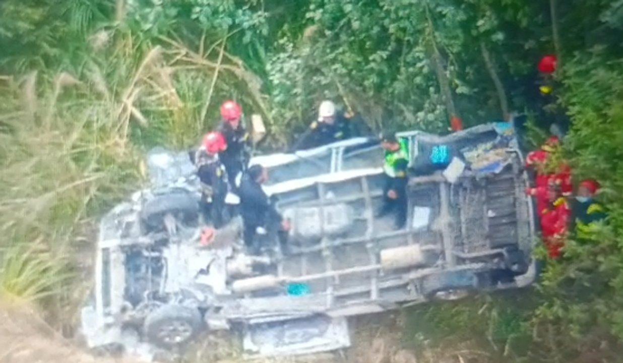 Una combi cayoacute a un abismo en Peruacute- 14 muertos