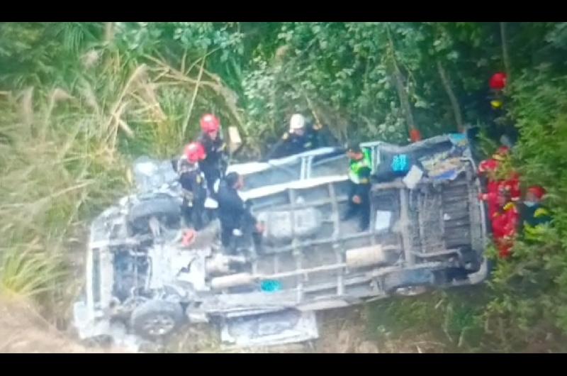 Una combi cayoacute a un abismo en Peruacute- 14 muertos