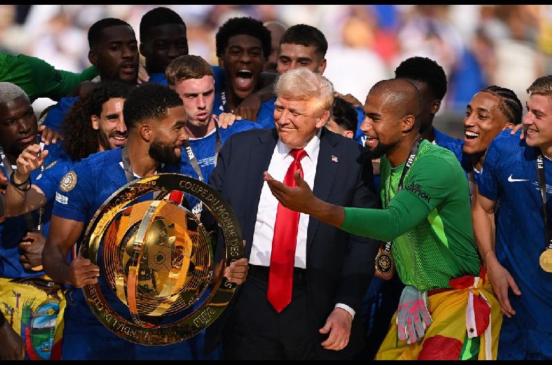 Donald Trump estaraacute en la final del Mundial 2026 y seraacute el encargado de entregar la copa