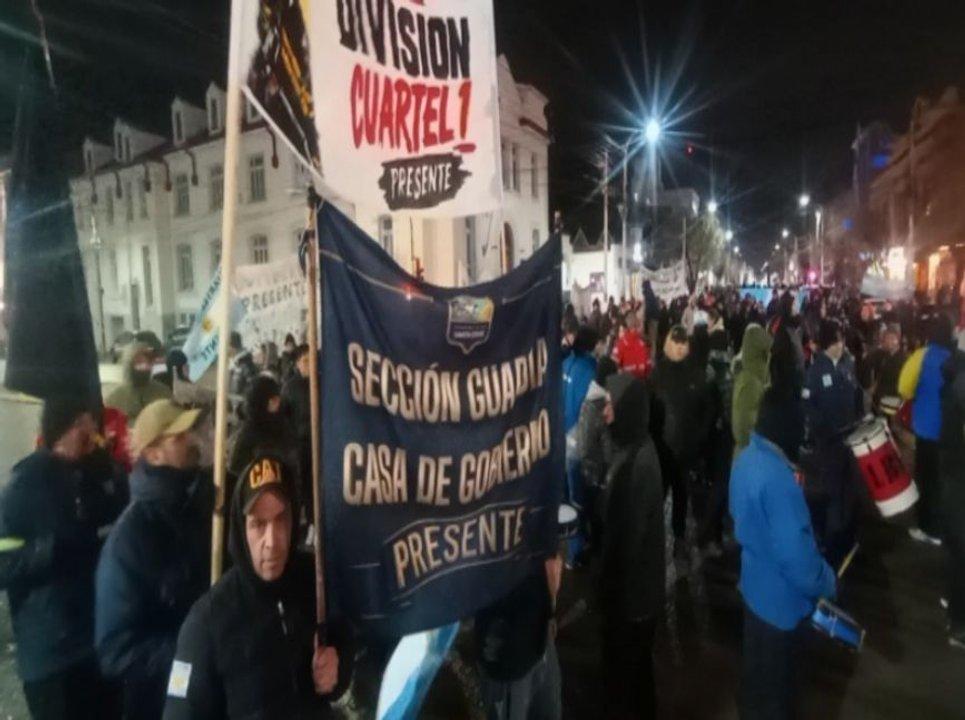 Santa Cruz arde- policiacuteas acampan y Vidal no logra cerrar la crisis