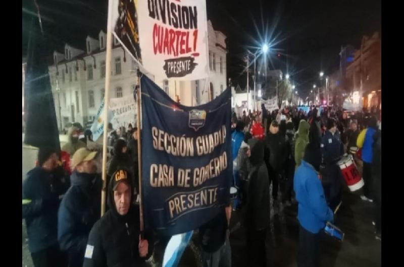 Santa Cruz arde- policiacuteas acampan y Vidal no logra cerrar la crisis