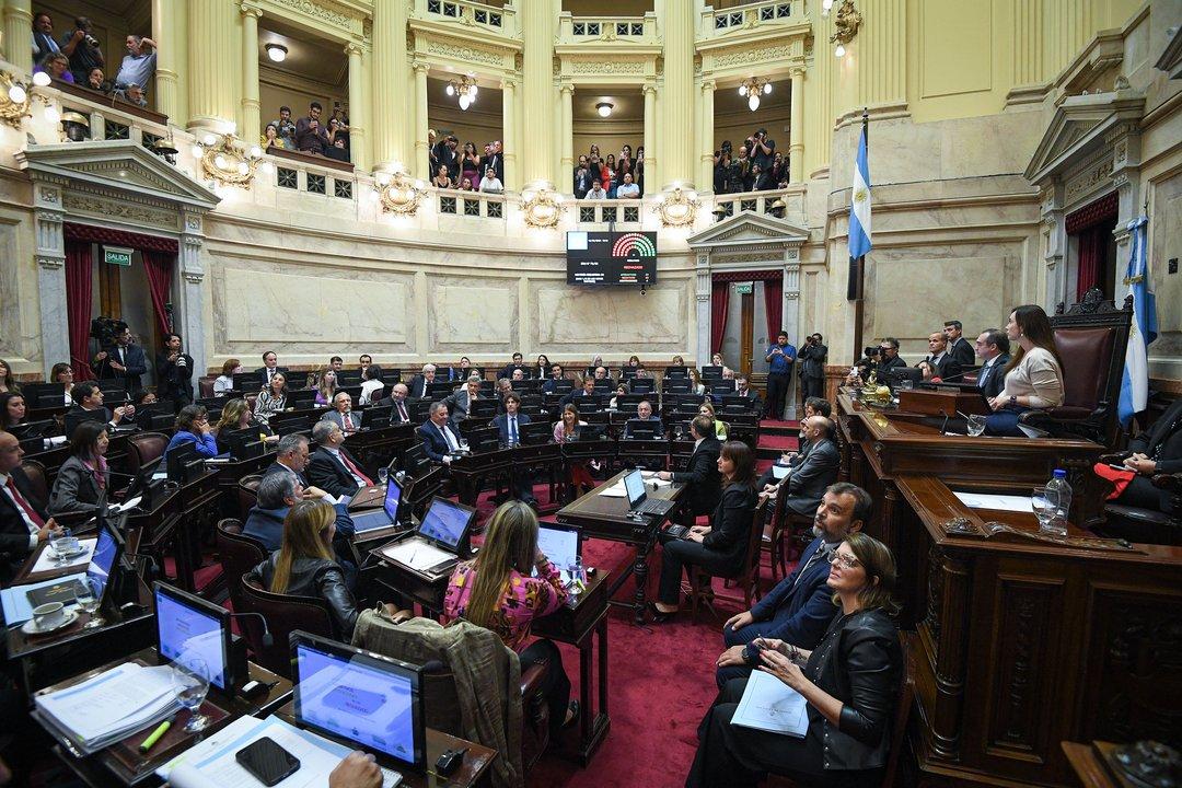 Los senadores pasaraacuten a cobrar 12 millones de pesos por mes