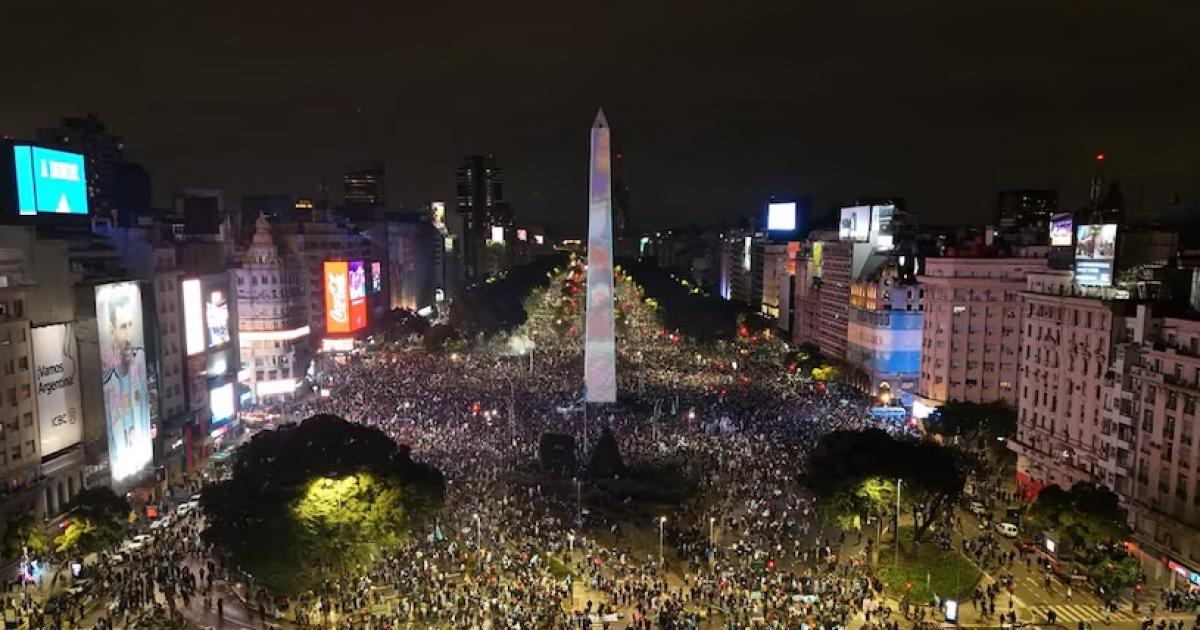 Miles de personas vitorearon a la Seleccioacuten subcampeona en el Obelisco