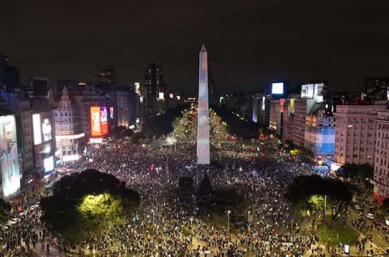 Miles de personas vitorearon a la Seleccioacuten subcampeona en el Obelisco