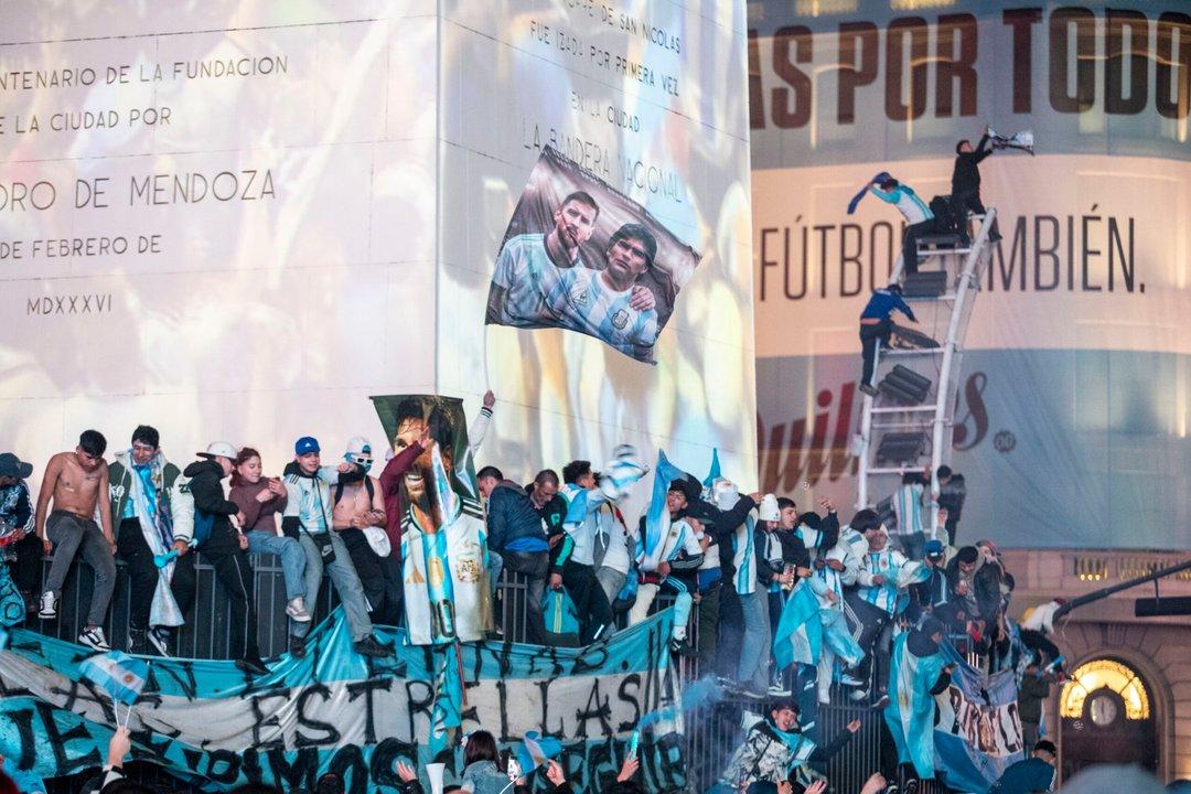 Maacutes allaacute de la derrota ante Espantildea miles de hinchas coparon el Obelisco para apoyar a la Seleccioacuten argentina