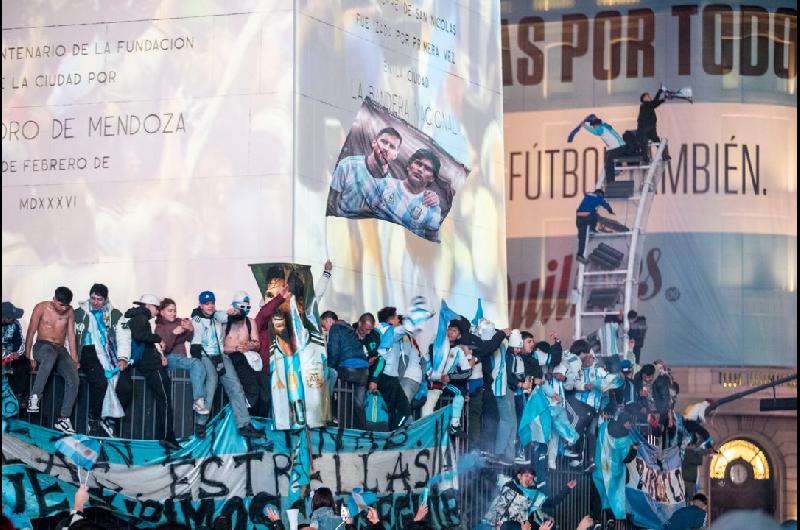 Maacutes allaacute de la derrota ante Espantildea miles de hinchas coparon el Obelisco para apoyar a la Seleccioacuten argentina