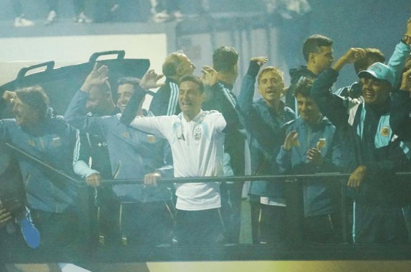 La Seleccioacuten ya estaacute en la Argentina- emotiva llegada a Ezeiza